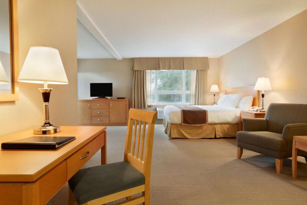 Posezení v ubytování Ramada by Wyndham Nanaimo