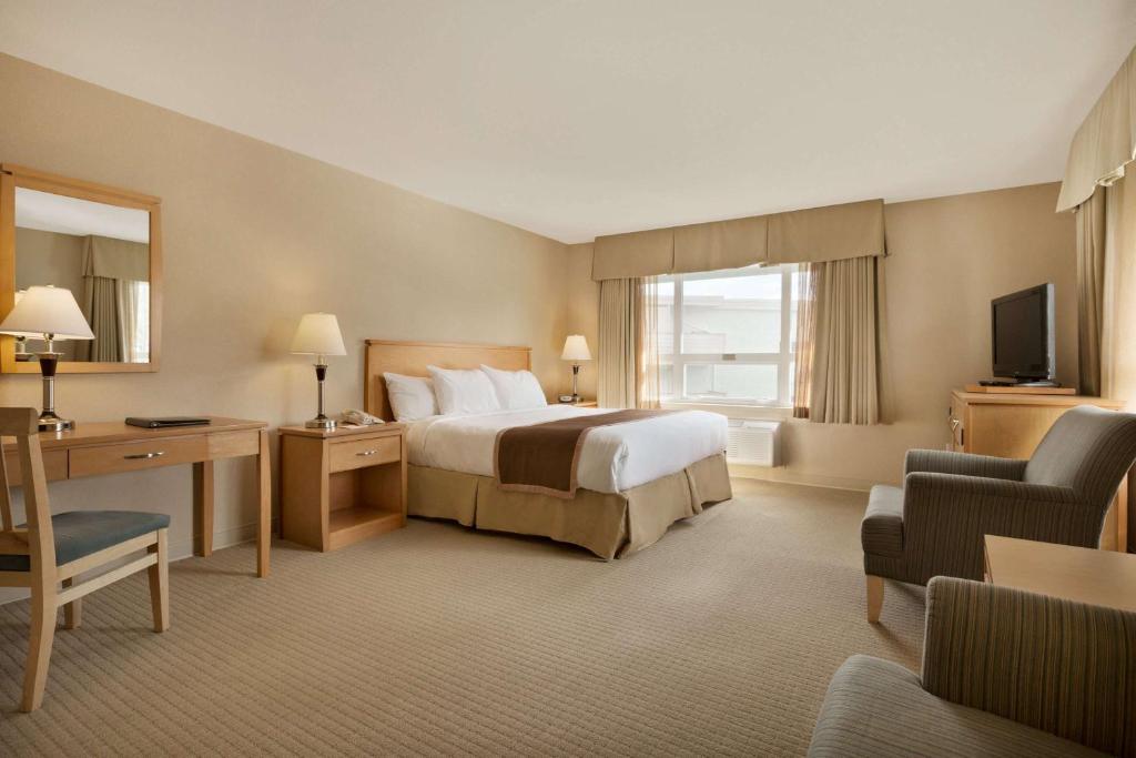 Postel nebo postele na pokoji v ubytování Ramada by Wyndham Nanaimo