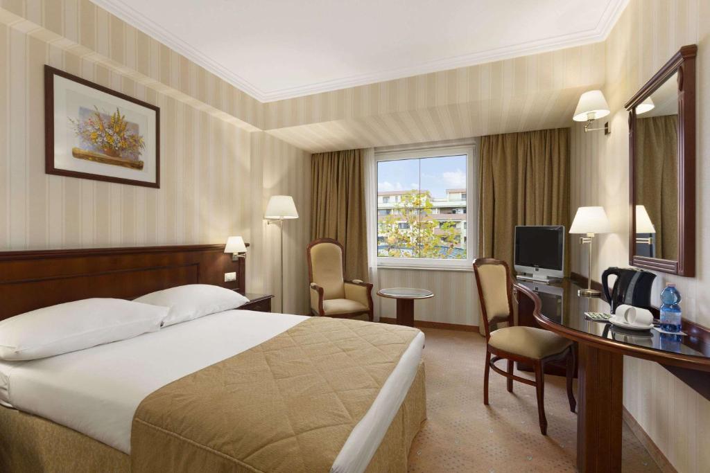 Postel nebo postele na pokoji v ubytování Ramada Hotel & Suites by Wyndham Bucharest North