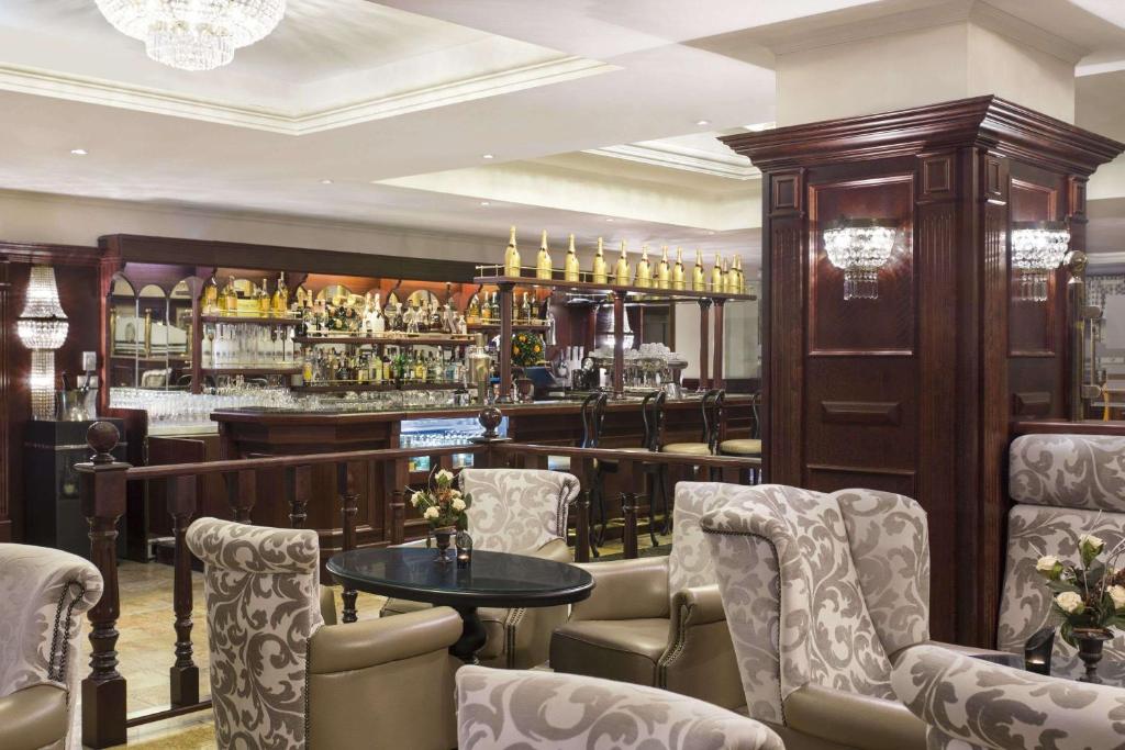 Lounge nebo bar v ubytování Ramada Hotel & Suites by Wyndham Bucharest North