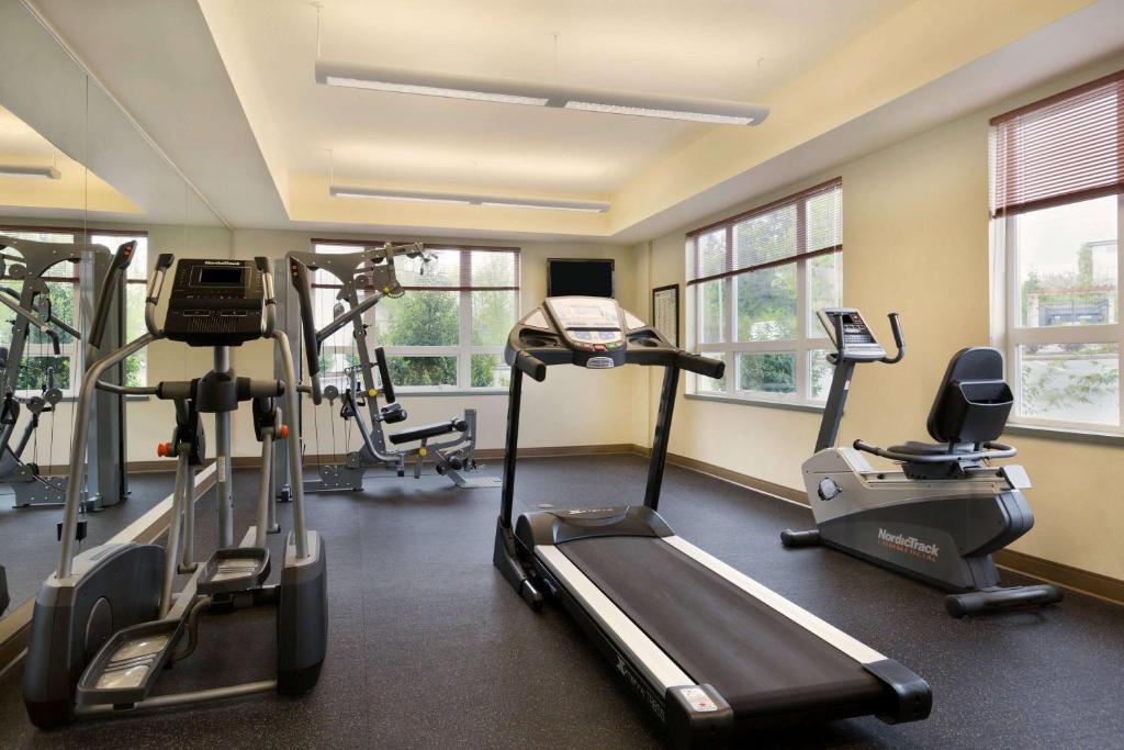 Fitness centrum a/nebo fitness zařízení v ubytování Ramada by Wyndham Nanaimo