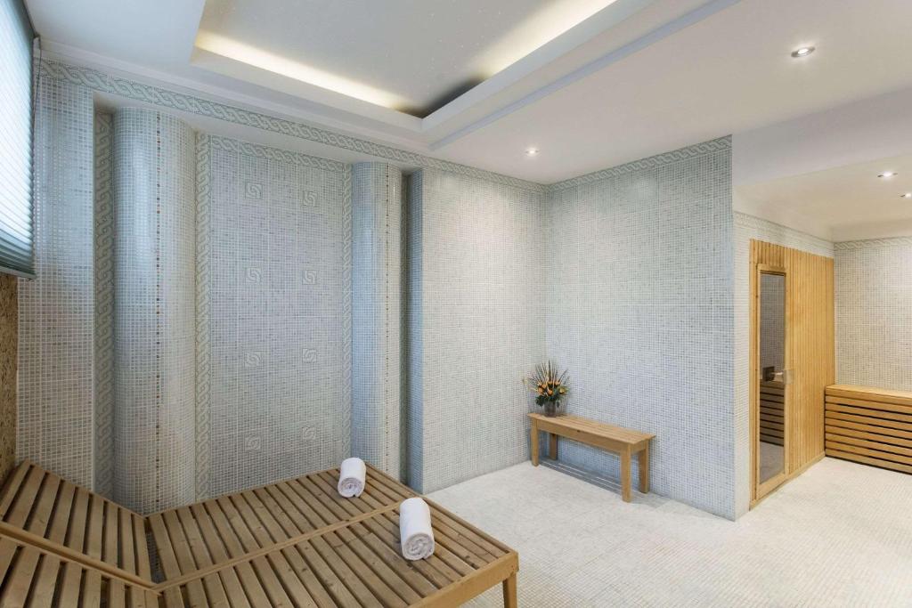 Ramada Hotel & Suites by Wyndham Bucharest North - Resim 22