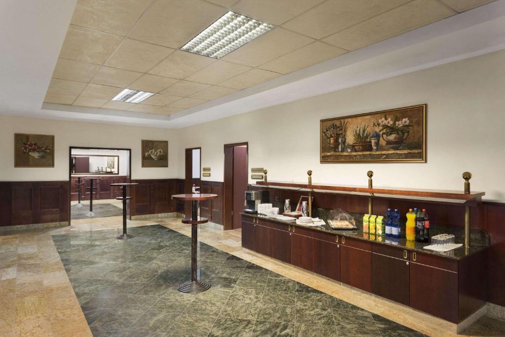 Ramada Hotel & Suites by Wyndham Bucharest North - Resim 18