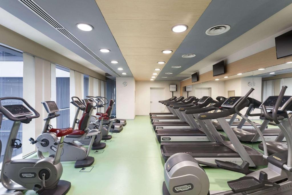 Fitness centrum a/nebo fitness zařízení v ubytování Ramada Sibiu Hotel