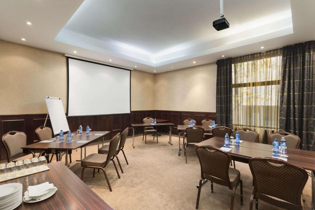 Konferenční prostory v ubytování Ramada Hotel & Suites by Wyndham Bucharest North