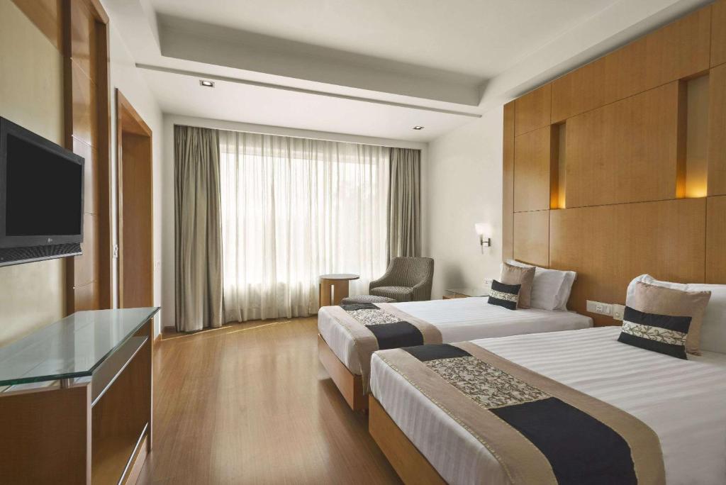Postel nebo postele na pokoji v ubytování Ramada By Wyndham Jaipur