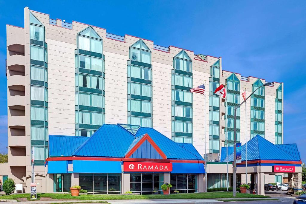 un grand bâtiment d'hôtel avec un toit rouge et bleu dans l'établissement Ramada by Wyndham Niagara Falls/Fallsview, à Niagara Falls