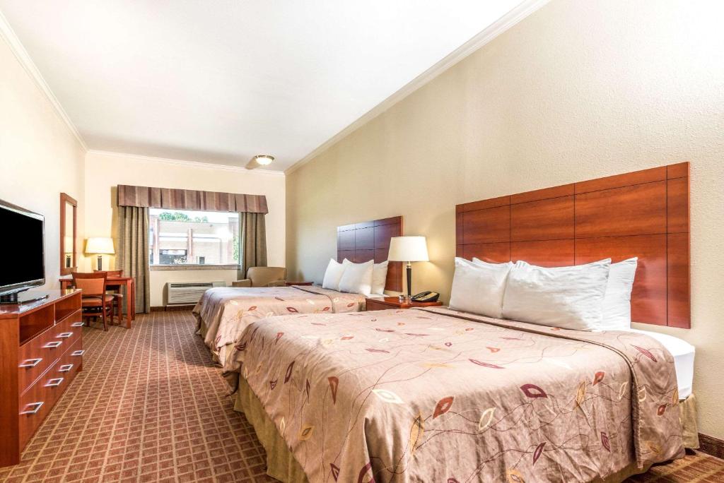 Ramada by Wyndham College Station photo