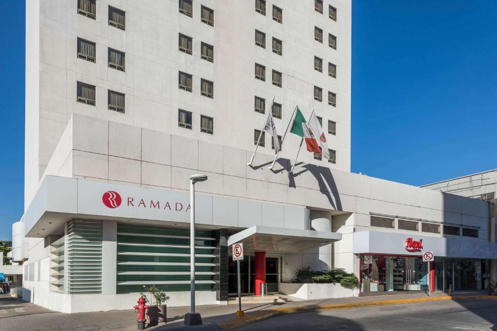 eine Ausstellung des Rambadi Hotels in einer Stadtstraße in der Unterkunft Ramada Hola Culiacan in Culiacán Rosales