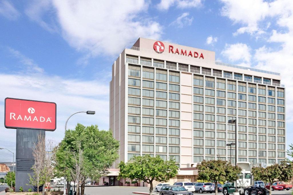 um grande edifício com uma placa em cima em Ramada by Wyndham Reno Hotel & Casino em Reno