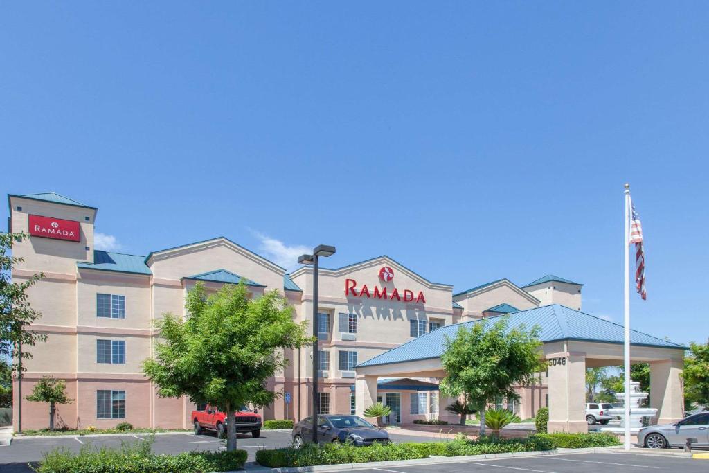 Ramada by Wyndham Fresno Northwest - Housity