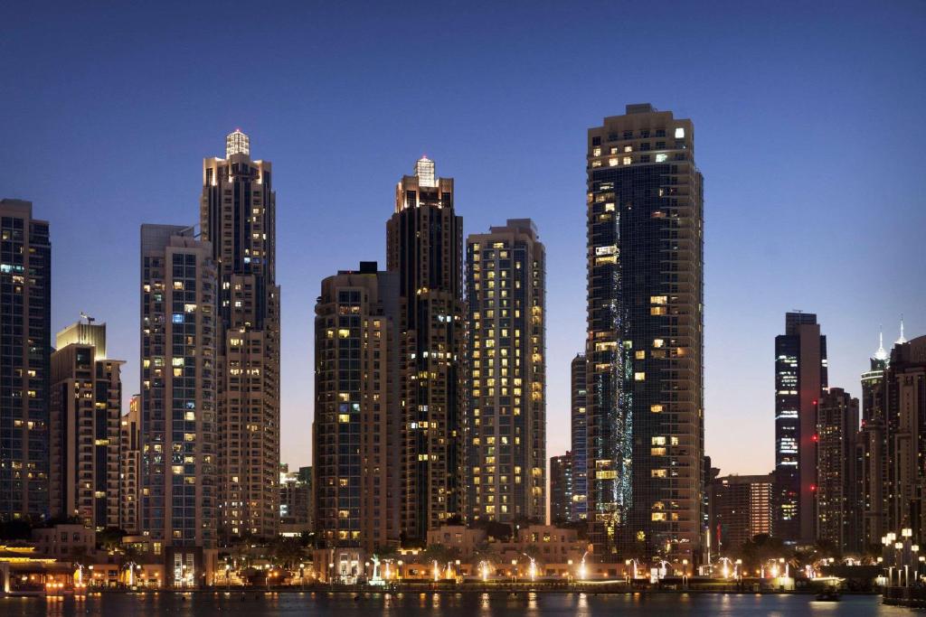 Nespecifikovaný výhled na destinaci Dubaj nebo výhled na město při pohledu z aparthotelu