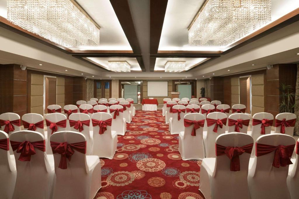 Posezení v ubytování Ramada Ahmedabad