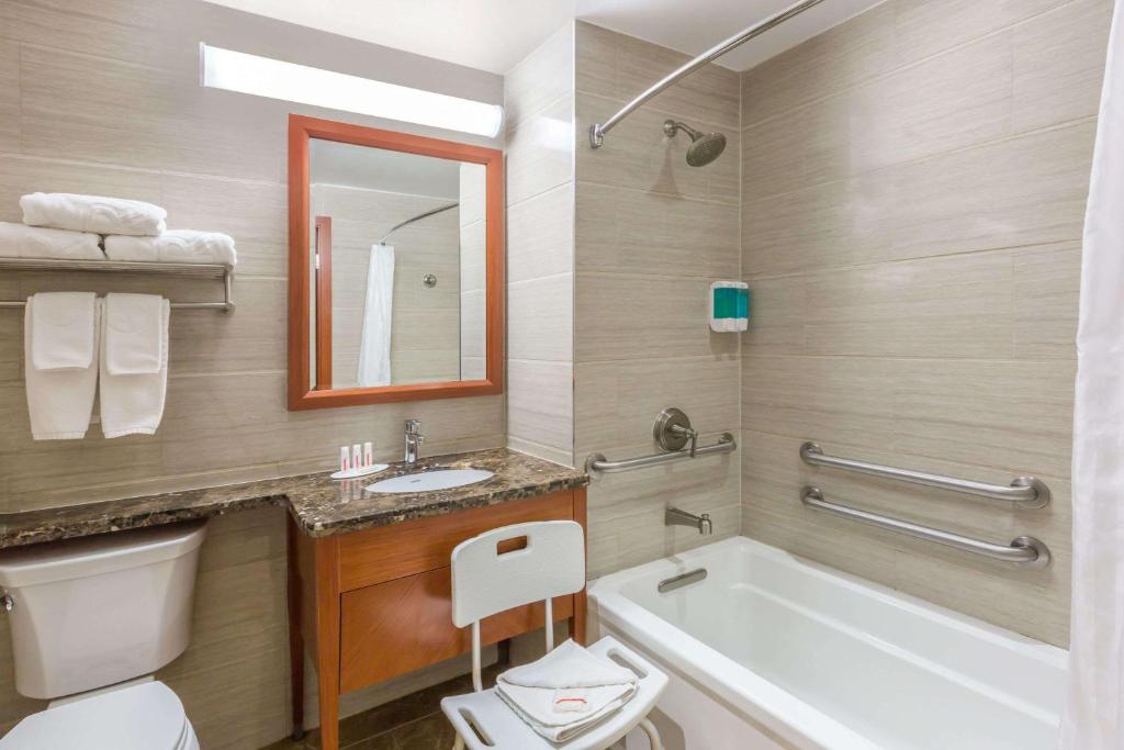 Koupelna v ubytování Ramada by Wyndham Flushing Queens
