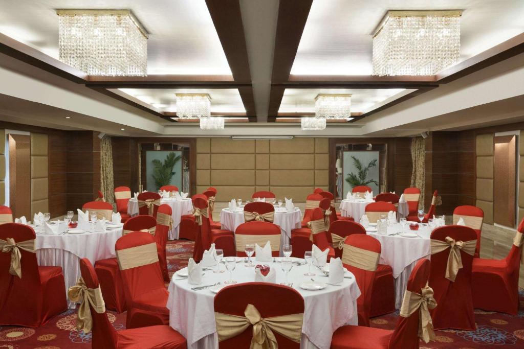 Posezení v ubytování Ramada Ahmedabad