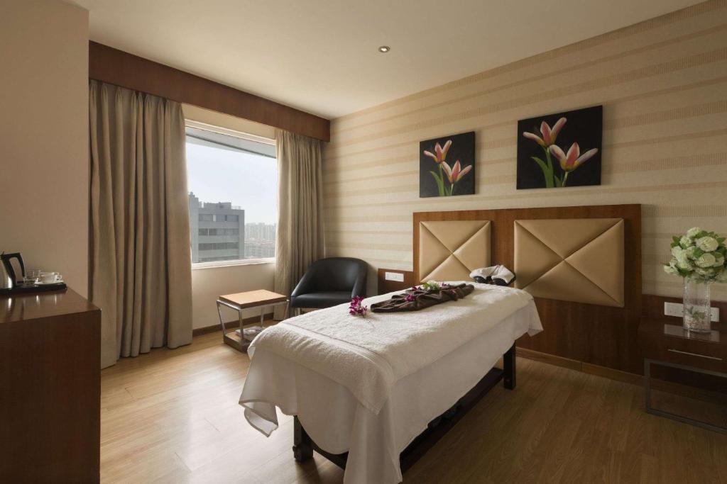 Lázně a/nebo wellness v ubytování Ramada Ahmedabad