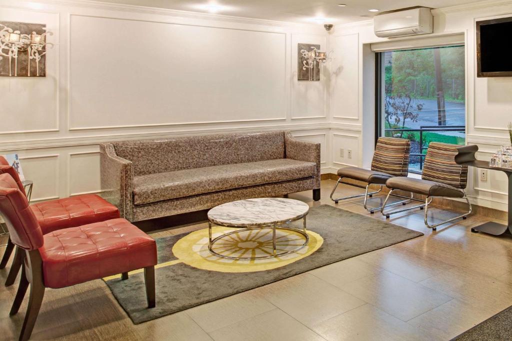 Posezení v ubytování Ramada by Wyndham Staten Island