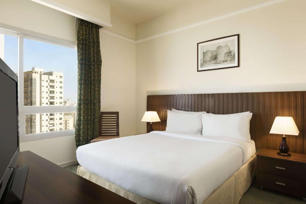 Ein Bett oder Betten in einem Zimmer der Unterkunft Ramada by Wyndham Beach Hotel Ajman