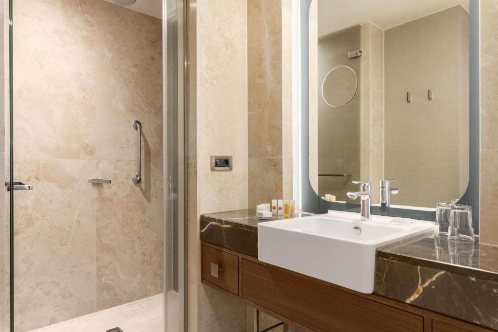 Ramada Plaza By Wyndham Istanbul Tekstilkent - Suite Con Cama Extragrande En Esquina - Fumadores