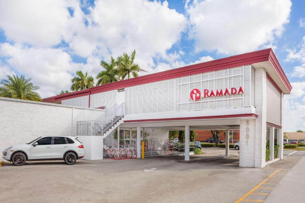 um carro estacionado em frente a um parque de estacionamento em Ramada by Wyndham Miami Springs/Miami International Airport em Miami