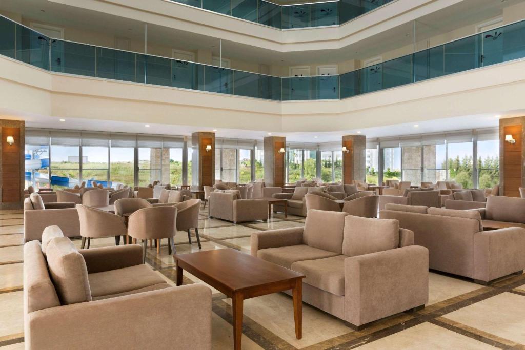 Posezení v ubytování Ramada Resort Side