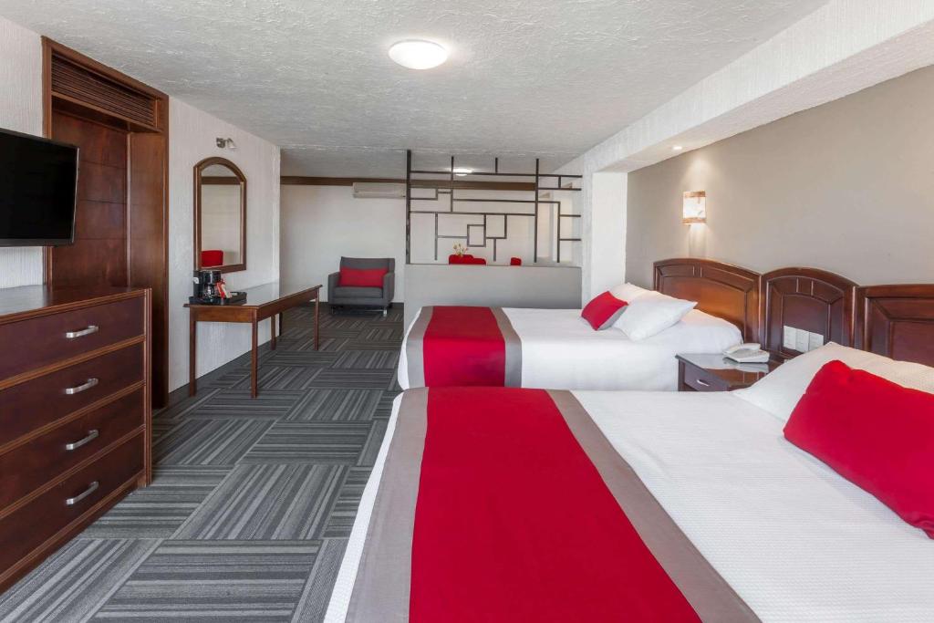 Postel nebo postele na pokoji v ubytování Ramada Plaza by Wyndham Leon
