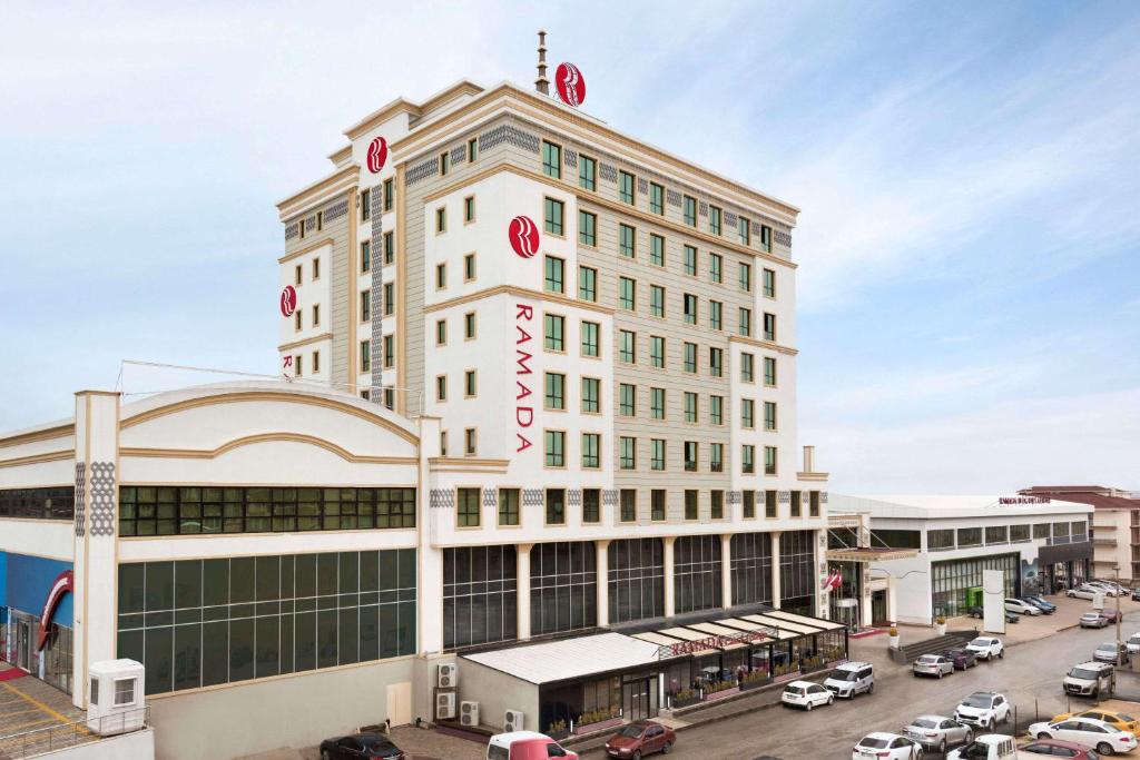 エラズーにあるRamada By Wyndham Elazığの上に看板がある大きな白い建物