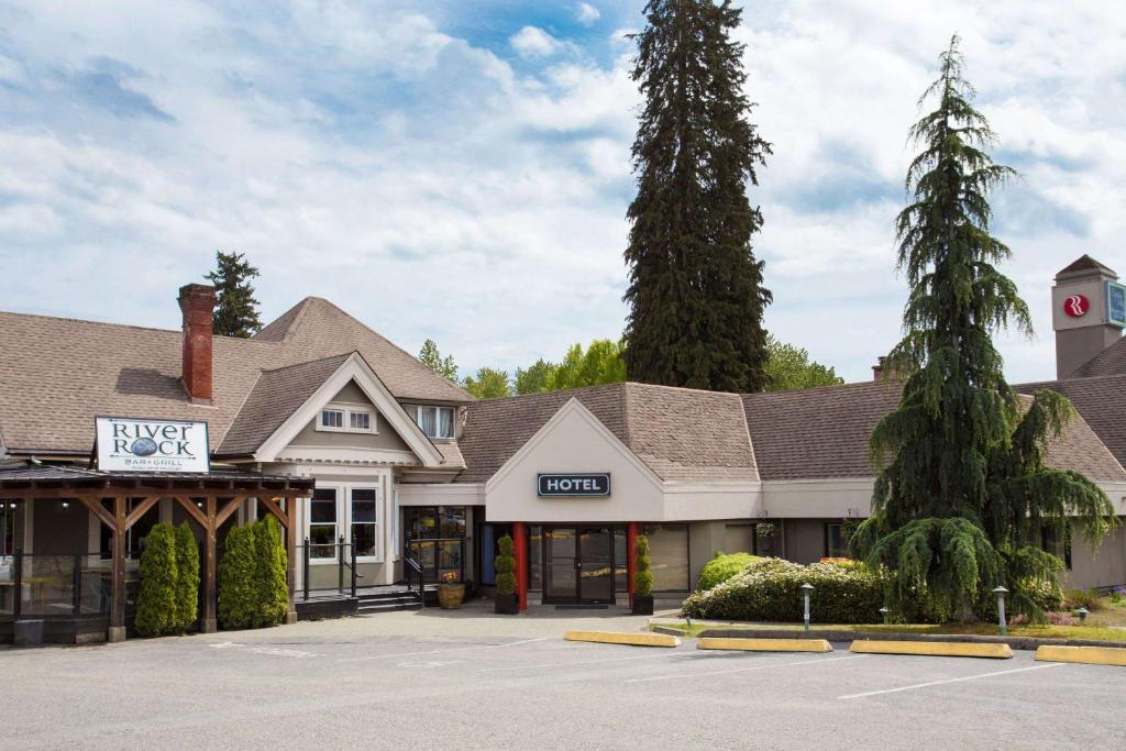 a store in a parking lot in front of a building at Ramada by Wyndham Duncan Cowichan Valley in Duncan