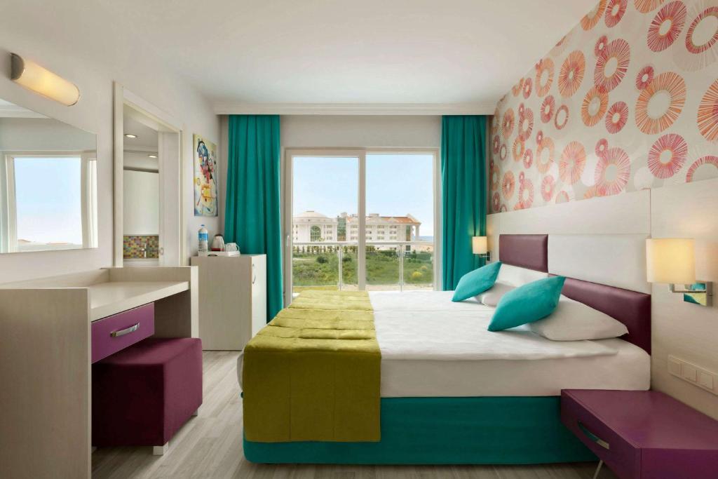Postel nebo postele na pokoji v ubytování Ramada Resort Side