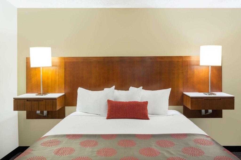 Postel nebo postele na pokoji v ubytování Ramada by Wyndham Cedar City
