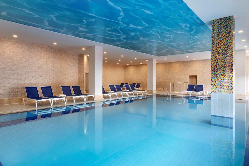 Bazén v ubytování Ramada Resort Side nebo v jeho okolí