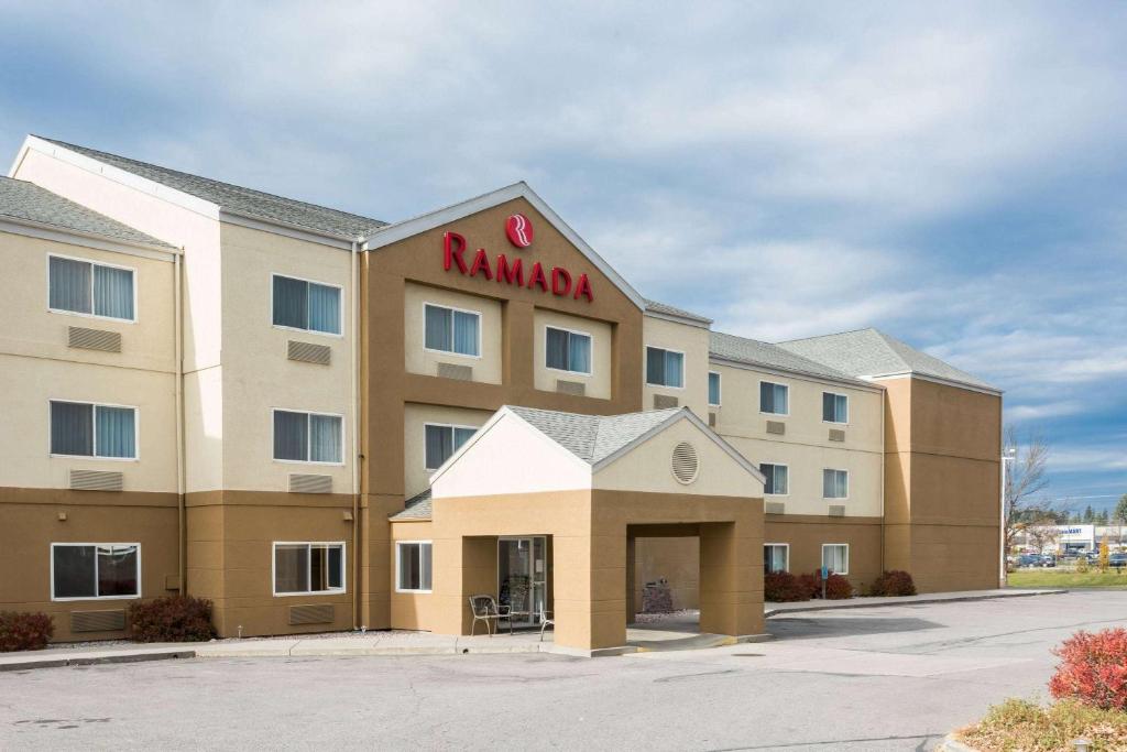 ein Hotelgebäude mit einem Ramada-Schild darauf in der Unterkunft Ramada by Wyndham Coeur d'Alene in Coeur d'Alene