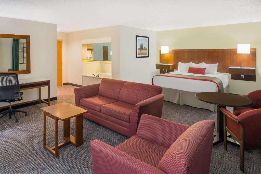 Postel nebo postele na pokoji v ubytování Ramada by Wyndham Cedar City