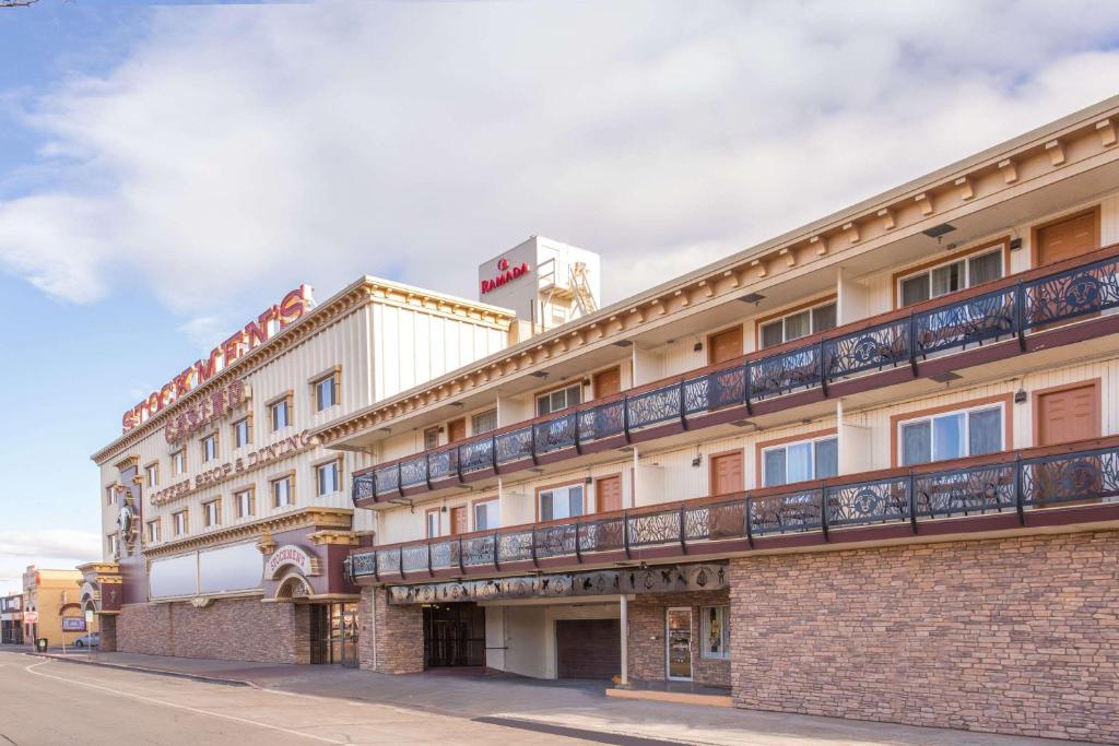 un edificio con balcones al lado de una calle en Ramada by Wyndham Elko Hotel at Stockmen's Casino, en Elko
