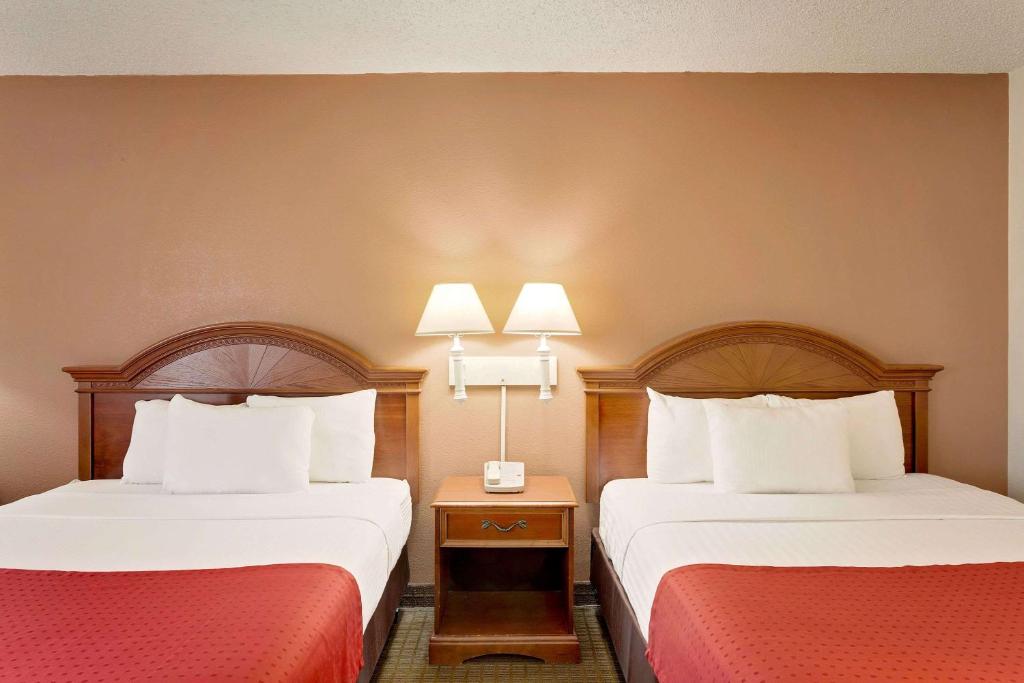 Postel nebo postele na pokoji v ubytování Ramada by Wyndham Provo