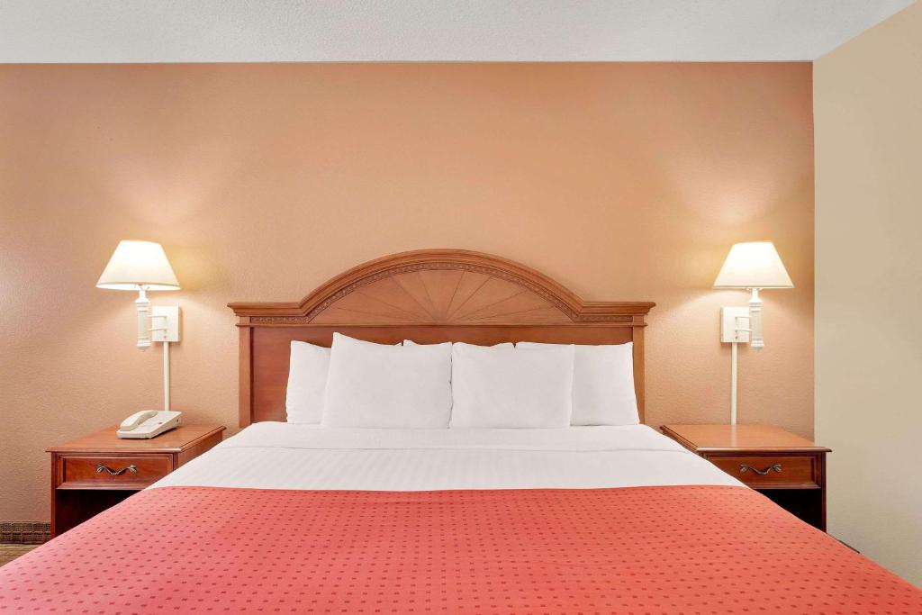 Postel nebo postele na pokoji v ubytování Ramada by Wyndham Provo