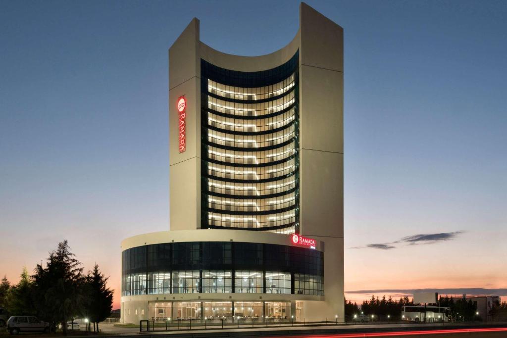 Un edificio iluminado con un cartel. en Ramada Hotel by Wyndham Edirne, en Edirne