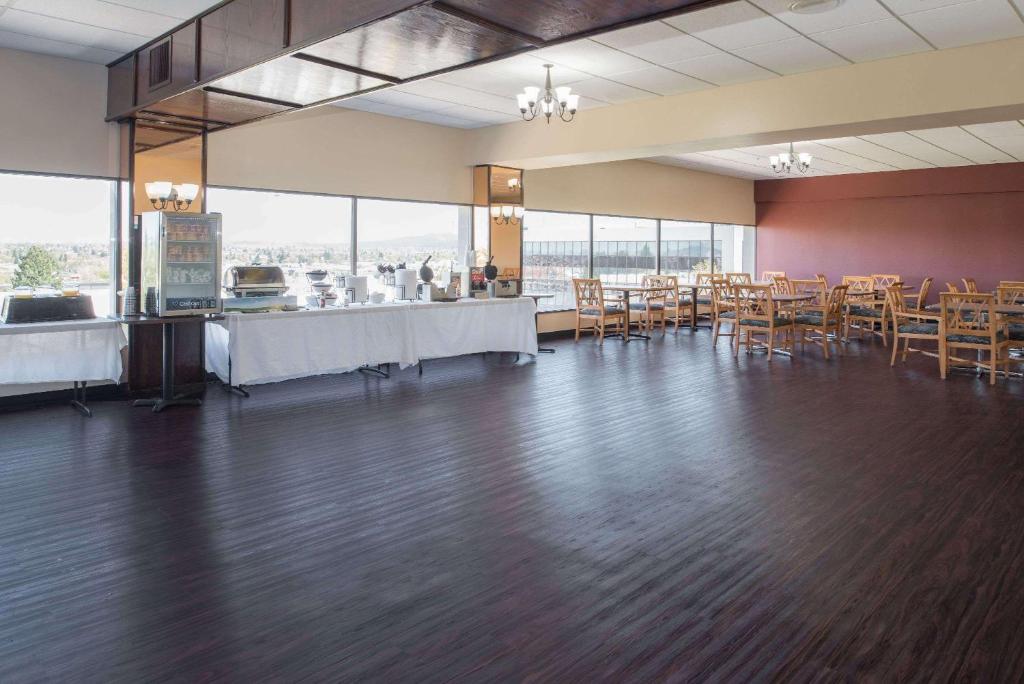 Restaurace v ubytování Ramada by Wyndham Downtown Spokane