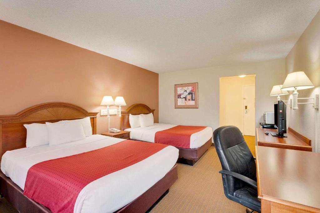 Postel nebo postele na pokoji v ubytování Ramada by Wyndham Provo