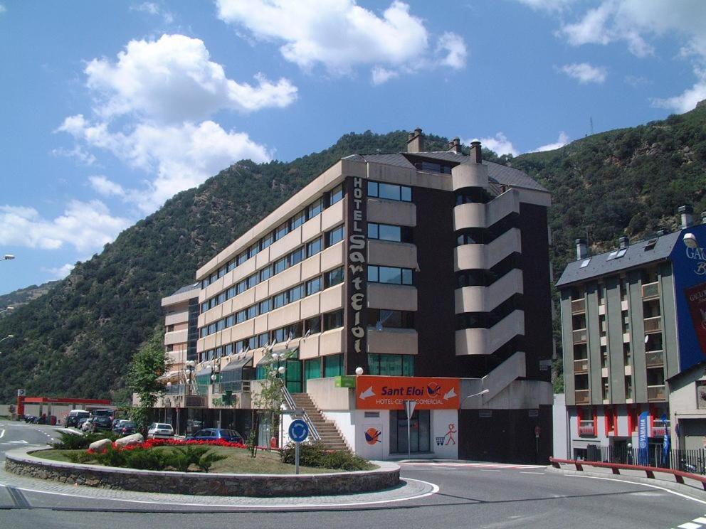 un grand bâtiment au milieu d'une rue dans l'établissement Hotel Sant Eloi, à Sant Julià de Lòria