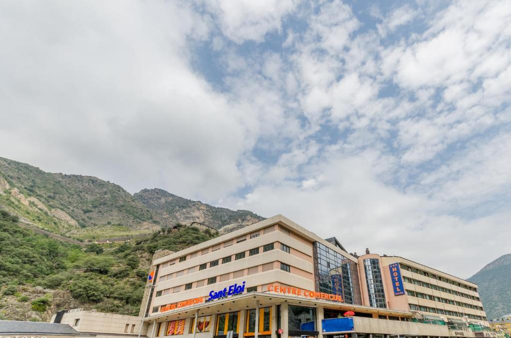 Nespecifikovaný výhled na hory nebo výhled na hory při pohledu z hotelu
