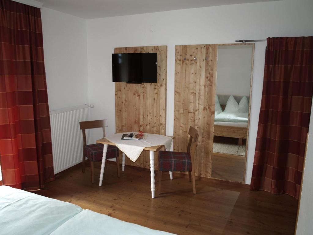 Postel nebo postele na pokoji v ubytování Gästehaus Hubertus