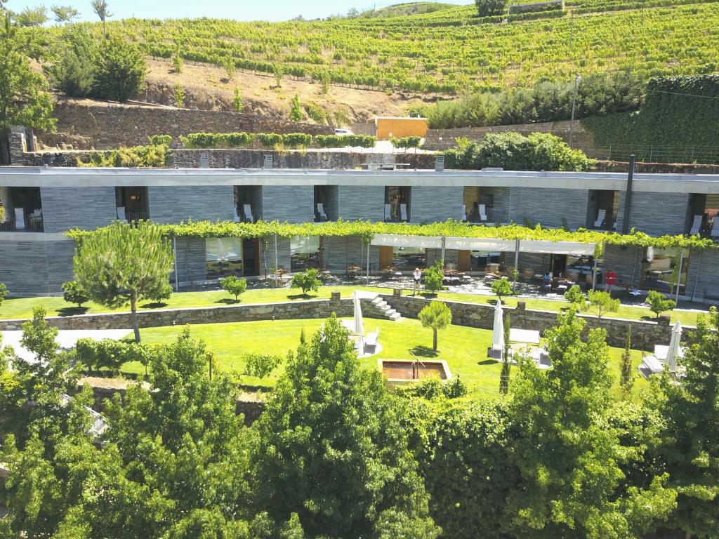 einem externen Blick auf ein Gebäude mit Garten in der Unterkunft Quinta do Vallado Wine Hotel in Peso da Régua