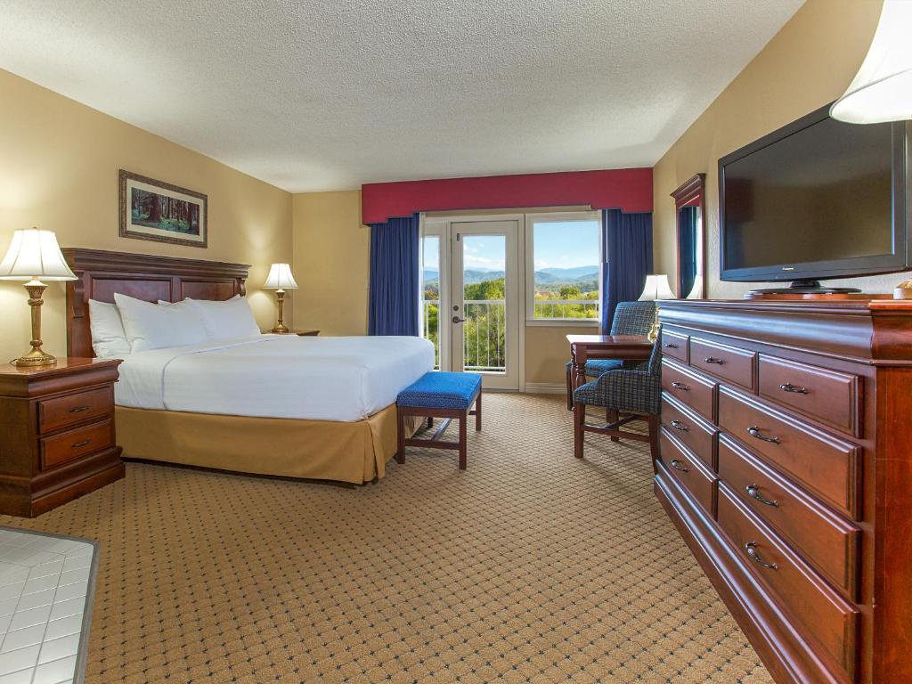 Кровать или кровати в номере Music Road Resort Hotel and Inn