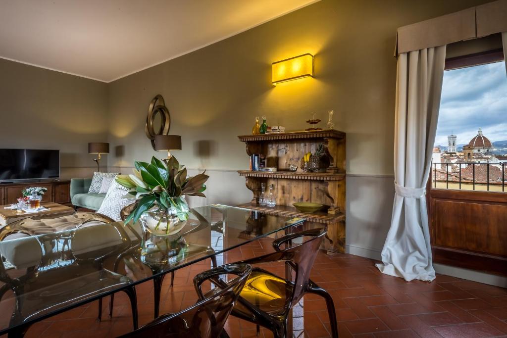TV a/nebo společenská místnost v ubytování Palazzo Ridolfi - Residenza d'Epoca
