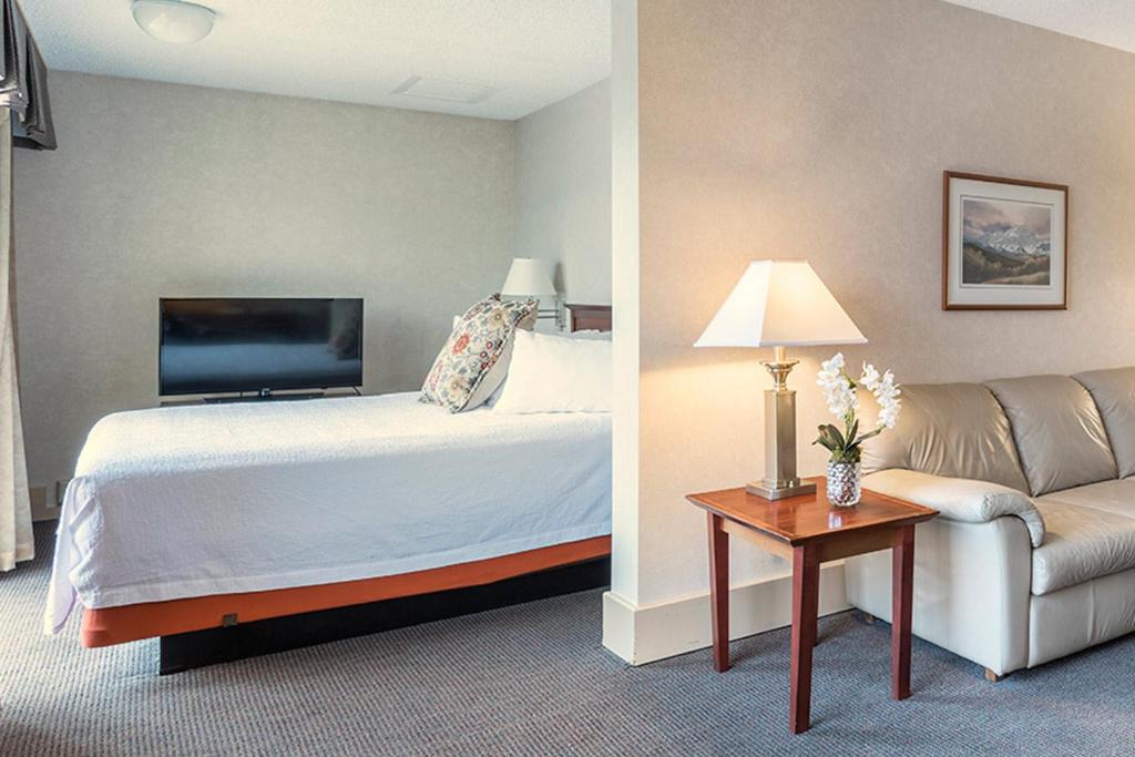Postel nebo postele na pokoji v ubytování Westmark Anchorage Hotel