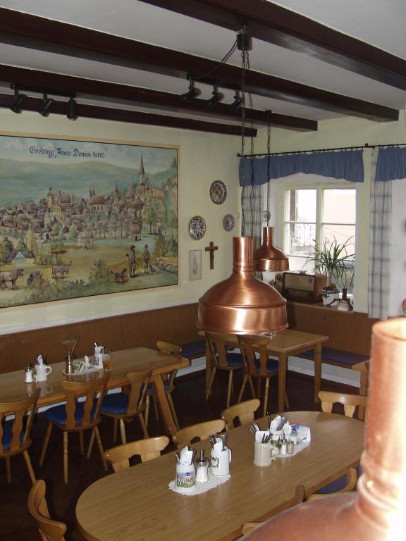 Restaurace v ubytování Gasthof zum Bayerischen
