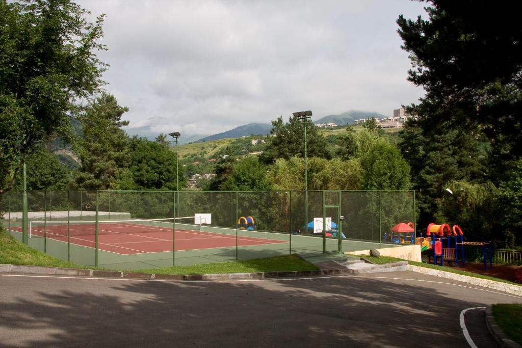 Tenis a/nebo squash v ubytování Hotel Dilijan Resort nebo okolí