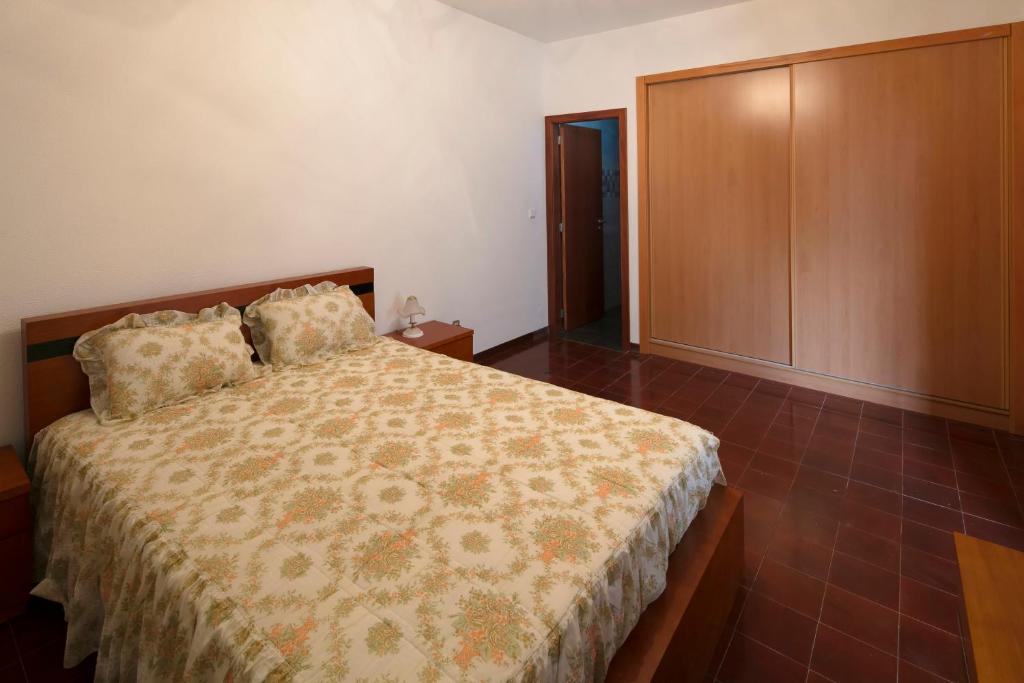 カマラ・デ・ロボスにあるLobos Rustic House IIのベッドルーム1室(ベッド1台、大型クローゼット付)
