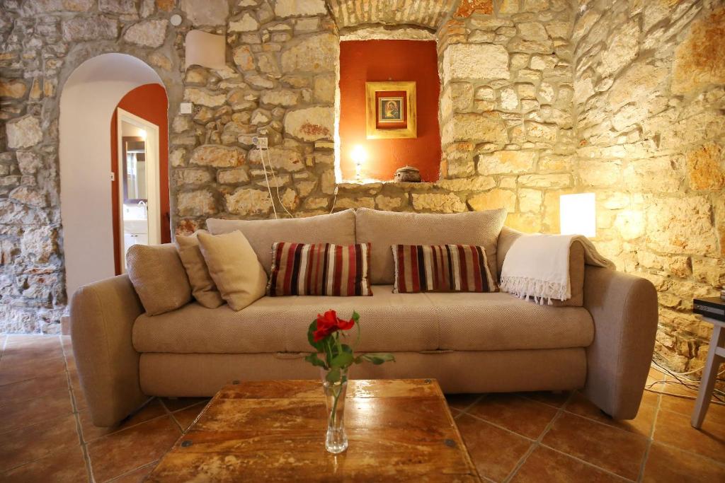 Posedenie v ubytovaní Stonehouse by the Sea Zmorac